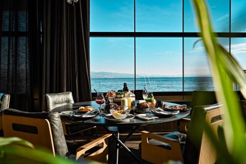 奥帕提亚Bevanda Hotel & Restaurant - Unique Adriatic的一张带食物的桌子,享有海景