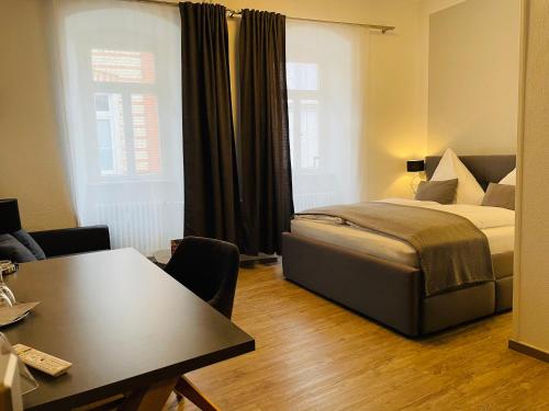 埃尔特维勒Altstadt Hotel Glockenhof的卧室配有一张床和一张桌子