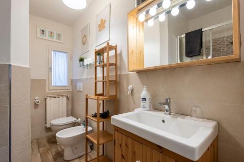 佛罗伦萨卡萨尔4酒店的一间带水槽、卫生间和镜子的浴室