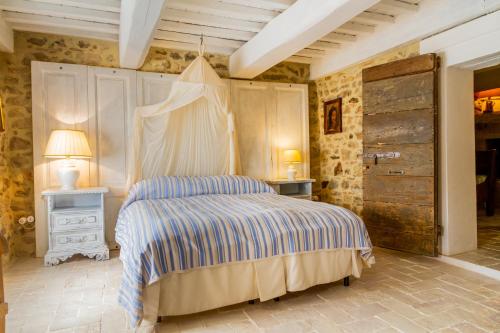 马利亚诺因托斯卡纳Casa Pereta的一间卧室配有一张带天蓬的床