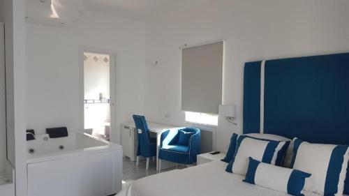 维耶特里布里斯托酒店的白色和蓝色的卧室配有床和椅子
