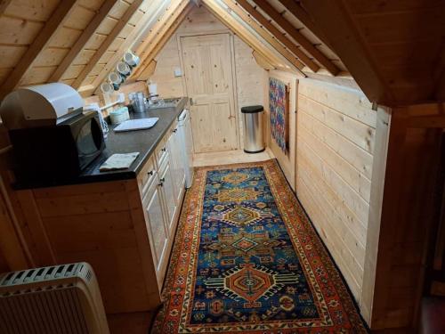 Rushton SpencerAntler Lodge的享有厨房的内部景致,厨房的地板上铺有地毯