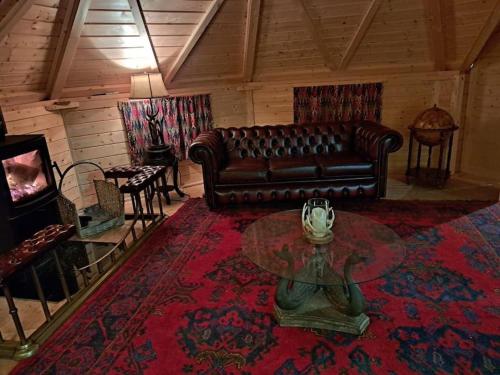Rushton SpencerAntler Lodge的客厅配有真皮沙发和桌子