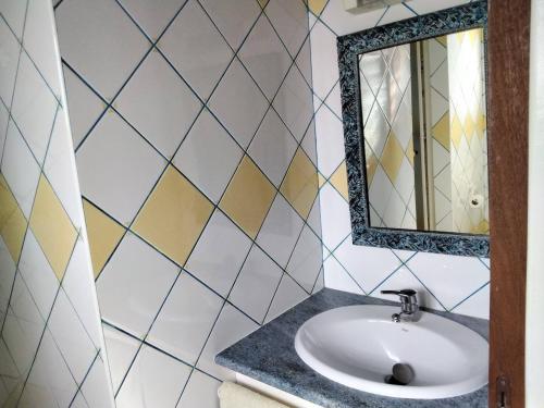 Le GuillaumeChambre d'hôte Magdeleine的一间带水槽和镜子的浴室