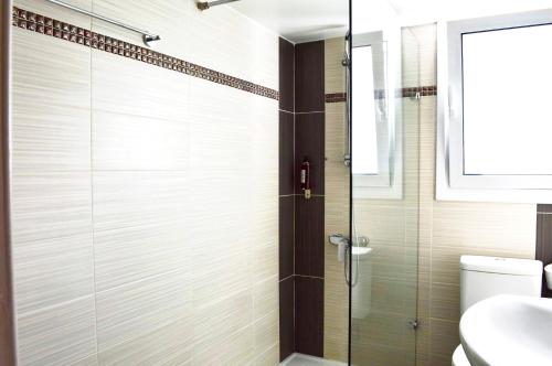 尼科西亚尼科西亚罗德斯公寓式酒店的带淋浴的浴室和玻璃门