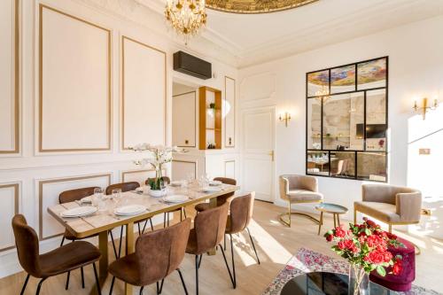 巴黎Luxury 3 Bedrooms 2 Bathrooms Apartment - Opera Louvre的一间带桌椅的用餐室