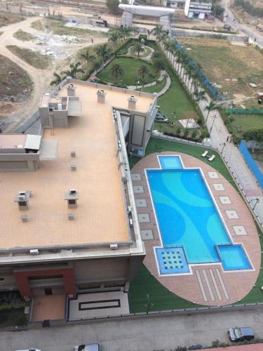 印多尔executive rooms @ indore-mp.的享有带游泳池的大楼的顶部景致