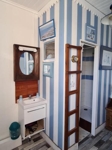 圣皮耶尔基贝龙沙罗普旅馆的一间带水槽和镜子的浴室