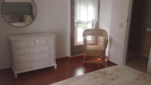 扎霍拉Casas Isabel的一间卧室配有一张床、梳妆台和镜子