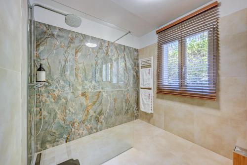 普罗旺斯艾克斯The View Aix-en-Provence的浴室设有步入式淋浴间,位于窗户旁