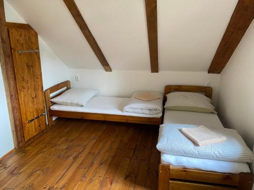RůžováChata Pepina的配有2张床的木地板客房