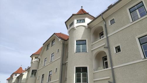多瑙河畔克雷姆斯Krems am Campus的一座建筑的侧面有一个钟楼