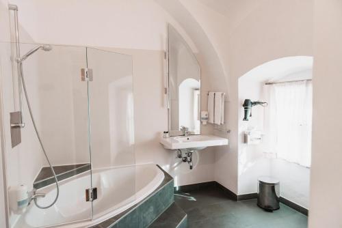 加姆利茨加姆利茨城堡酒店的带浴缸和盥洗盆的浴室