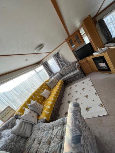 赫姆斯比the Samanda Van Newport caravan park的一间卧室配有一张床和一个沙发