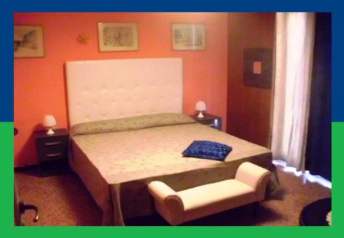 巴勒莫圣奥利瓦民宿的一间卧室配有一张床和一把椅子