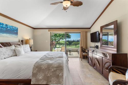 卡哈纳Sun, Beach, Golf Romantic Getaway! A Safe Place的一间卧室配有一张大床和电视