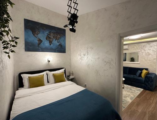 尼克希奇Apartment Lena Niksic的一间卧室配有一张大床和一张蓝色的沙发