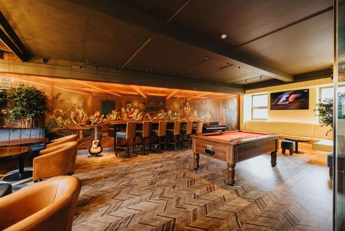 戈尔韦Kinlay Hostel Eyre Square的一间设有台球桌和酒吧的客房