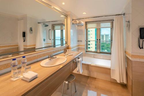 圣多明各圣多明各加泰罗尼亚酒店的一间带水槽和大镜子的浴室