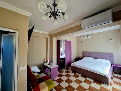 萨图恩Vila Zaya Saturn的一间卧室配有一张床和一个吊灯