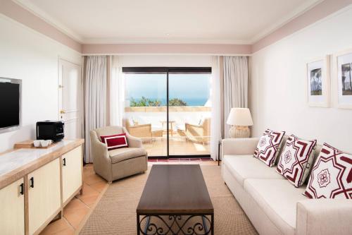 阿尔布费拉Pine Cliffs Hotel, a Luxury Collection Resort, Algarve的客厅配有沙发和桌子