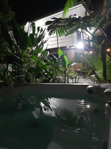 希门尼斯港Miah house的花园房屋的夜间景色
