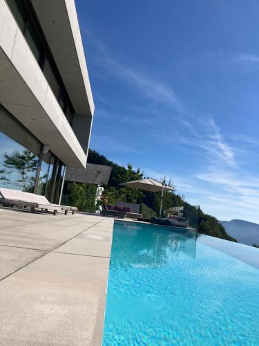 阿特湖畔努斯多夫Attersee Luxury Design Villa with dream views, large Pool and Sauna的大楼前的游泳池