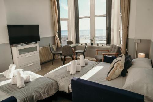 锡斯凯尔6 Burnett by Prestige Properties SA的酒店客房设有两张床和电视。