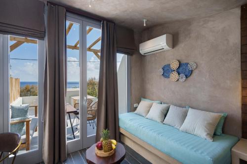 卡马利Elixir Del Mar on the Beach的一间带蓝色沙发的客厅和一个阳台