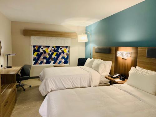 瓜达拉哈拉Holiday Inn Express - Guadalajara Vallarta Poniente, an IHG Hotel的酒店客房配有两张床和一张书桌