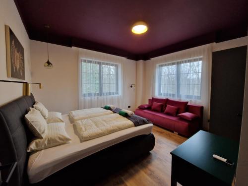玛塔弗瑞德Edit Villa Friends的客厅配有床和红色沙发