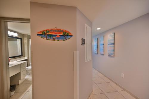 默特尔比奇Luxury 2 beds 2 bath Ocean Front Condo的墙上有冲浪板的房子走廊