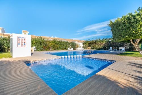 格兰阿利坎特Casa Dario的庭院里的一个蓝色海水游泳池