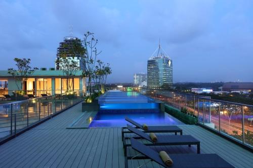 塞尔蓬普瑞米尔宾塔罗珊迪卡酒店的建筑物屋顶上的游泳池