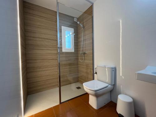 罗列特海岸Private Apartments Cala Canyelles的一间带卫生间和玻璃淋浴间的浴室