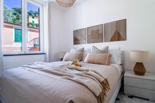 波托菲诺Olives Bay Terrace in Portofino的白色的卧室设有床和窗户