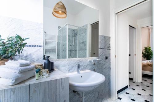 波托菲诺Olives Bay Terrace in Portofino的白色的浴室设有水槽和镜子