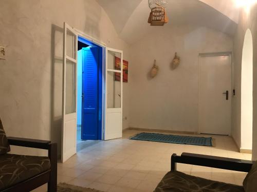 阿格希尔Dar Slima的走廊上,房间里有一扇蓝色的门