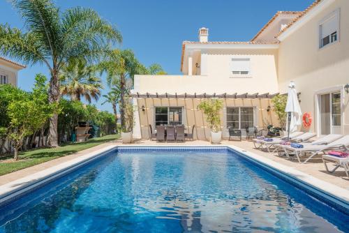 金塔湖Endless Summer Luxury Villa的一座带游泳池和房子的别墅