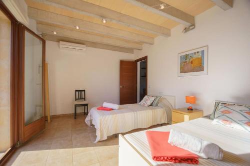 波连斯萨Villa Antonia, Pollença的一间卧室配有两张床和一张桌子。