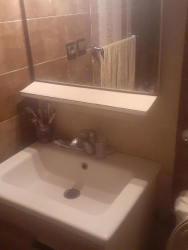 非斯riad zahra的浴室设有白色水槽和镜子