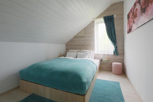 巴拉顿菲赖德Lotti Residnece Familyar的一间卧室配有一张带蓝色毯子的床