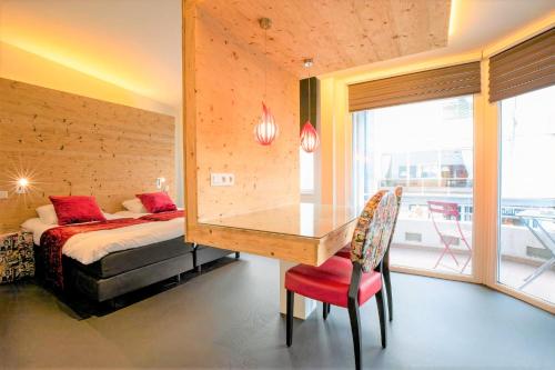 马尔梅迪赖斯布里特塞恩酒店的一间卧室配有书桌、床和窗户。