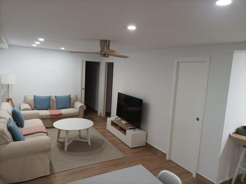 圣费尔南多Precioso Apartamento en San Fernando的带沙发和电视的客厅
