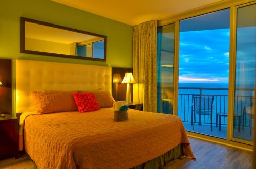 默特尔比奇Huge Ocean Front Condo, Amazing Views的一间卧室设有一张床,享有海景