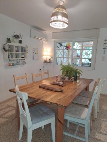 Qiryat ‘AmalGalilean villa with jacuzzi的一间带木桌和椅子的用餐室