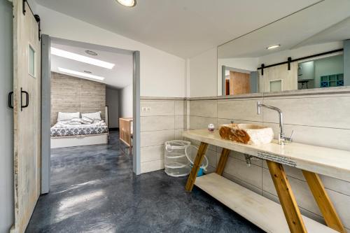 科拉雷侯Villa Paraíso的一间带水槽的浴室和一间带一张床的卧室