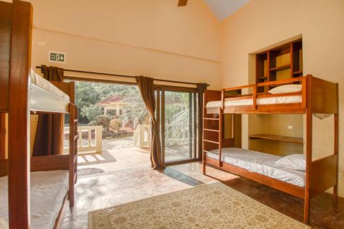 霍普金斯Villa Fiesta at Morningstar Breeze Gold Standard Certified的客房设有双层床和阳台。