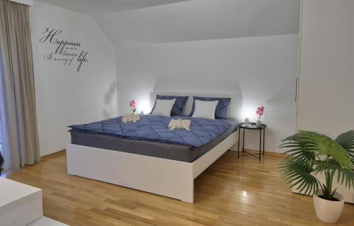拉多夫吉卡47 Heaven Luxury House的一间卧室配有一张带蓝色棉被的床
