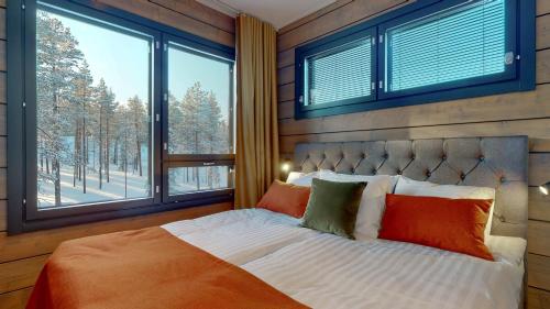 普哈圣山Kurula's Resort的一间卧室设有一张大床和大窗户